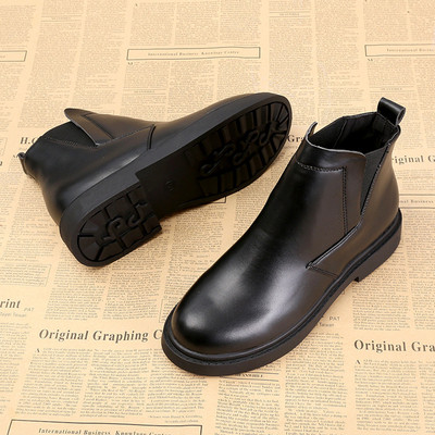 Lapos talpú női bőrcsizma őszre és télre