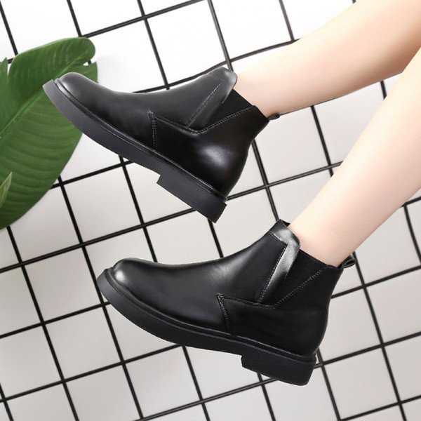 Lapos talpú női bőrcsizma őszre és télre