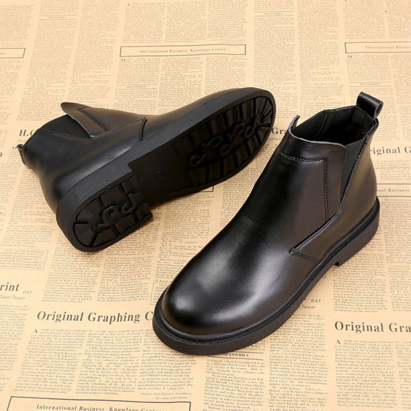 Lapos talpú női bőrcsizma őszre és télre