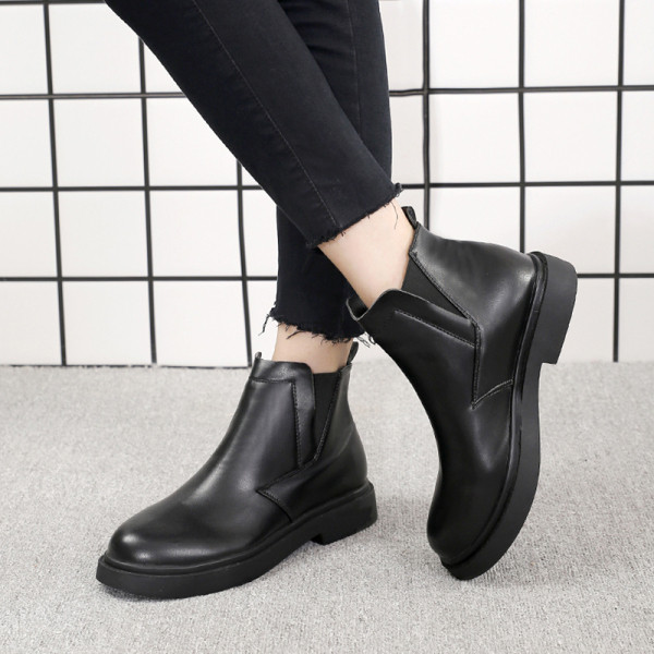 Lapos talpú női bőrcsizma őszre és télre