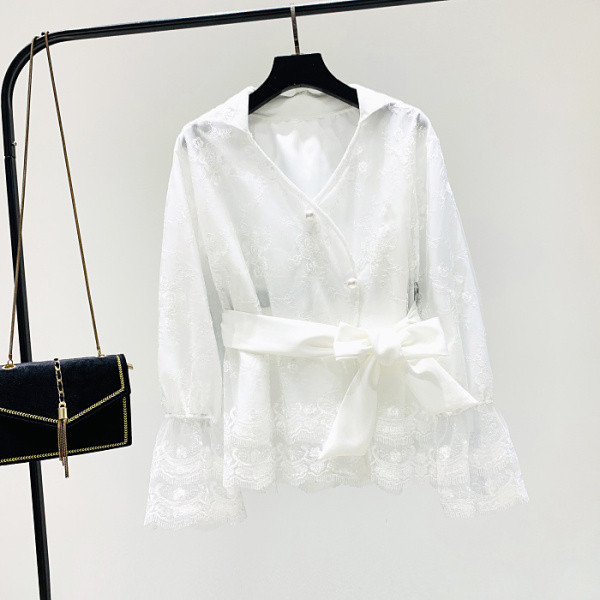 Új modell női ing spitz nyakkivágással és övvel, fekete-fehér színben