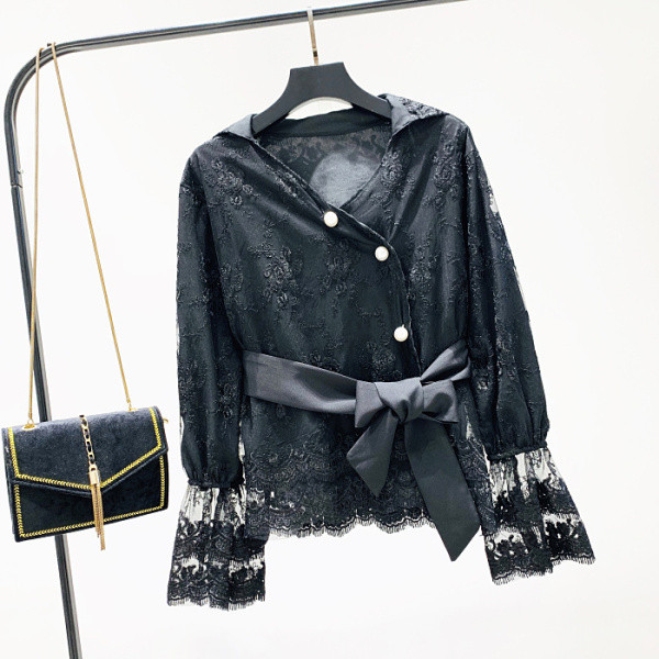 Új modell női ing spitz nyakkivágással és övvel, fekete-fehér színben