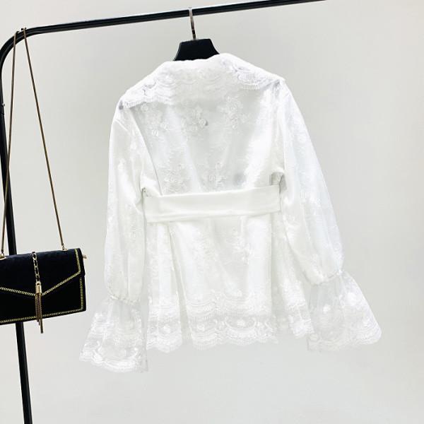 Új modell női ing spitz nyakkivágással és övvel, fekete-fehér színben