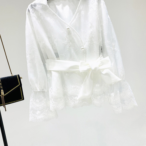 Új modell női ing spitz nyakkivágással és övvel, fekete-fehér színben