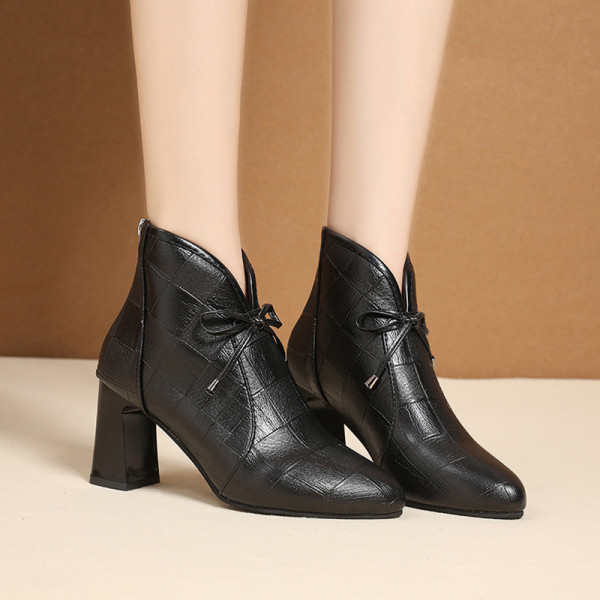 Eko bőrből készült stílusos női csizma vastag sarkú hegyes modellel fekete színben