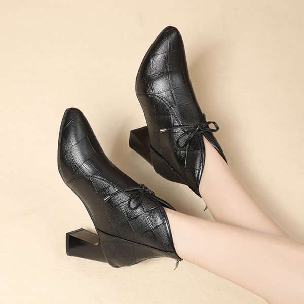 Eko bőrből készült stílusos női csizma vastag sarkú hegyes modellel fekete színben