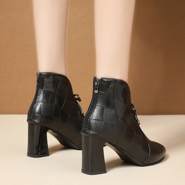 Eko bőrből készült stílusos női csizma vastag sarkú hegyes modellel fekete színben