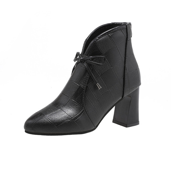 Eko bőrből készült stílusos női csizma vastag sarkú hegyes modellel fekete színben