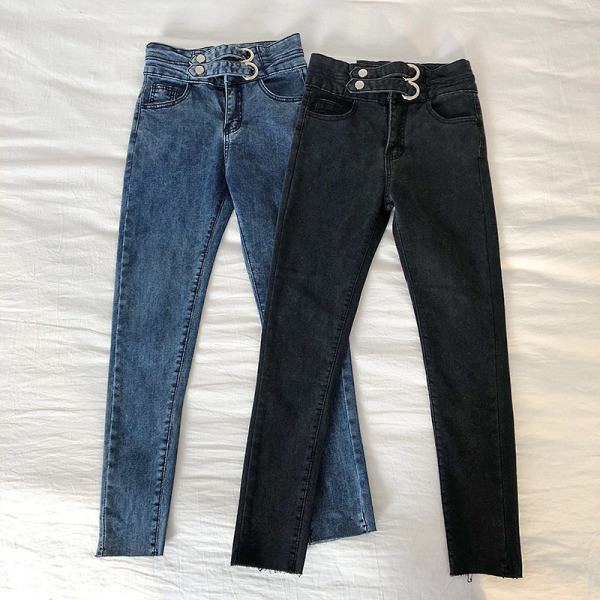 Modern női farmer kék és fekete színben, csattal és zsebekkel