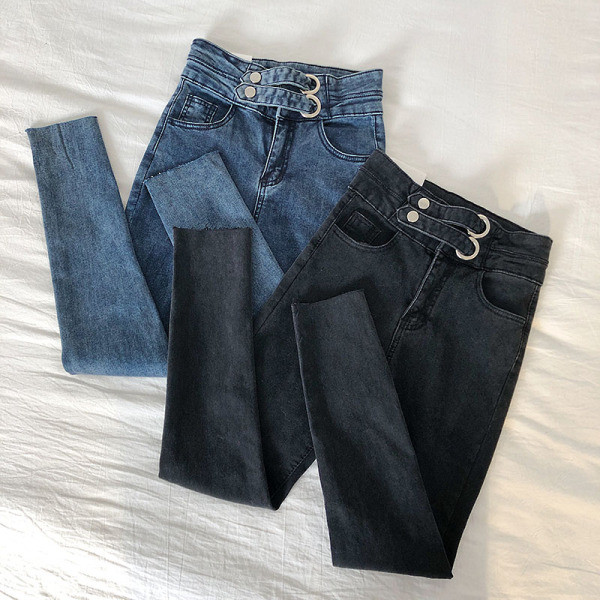 Modern női farmer kék és fekete színben, csattal és zsebekkel