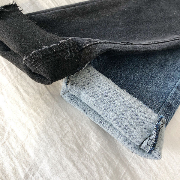 Modern női farmer kék és fekete színben, csattal és zsebekkel