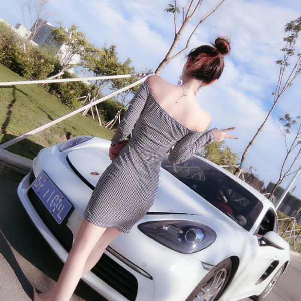 Μοντέρνο γυναικείο φόρεμα  με σχισμές και γυμνούς ώμους