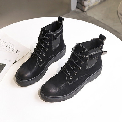 Γυναικείες μπότες φθινοπώρου με επίπεδη σόλα σε καφέ και μαύρο χρώμα