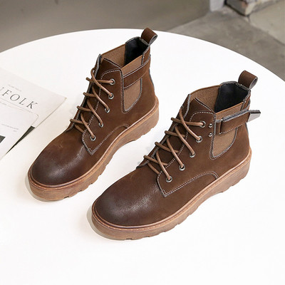 Γυναικείες μπότες φθινοπώρου με επίπεδη σόλα σε καφέ και μαύρο χρώμα