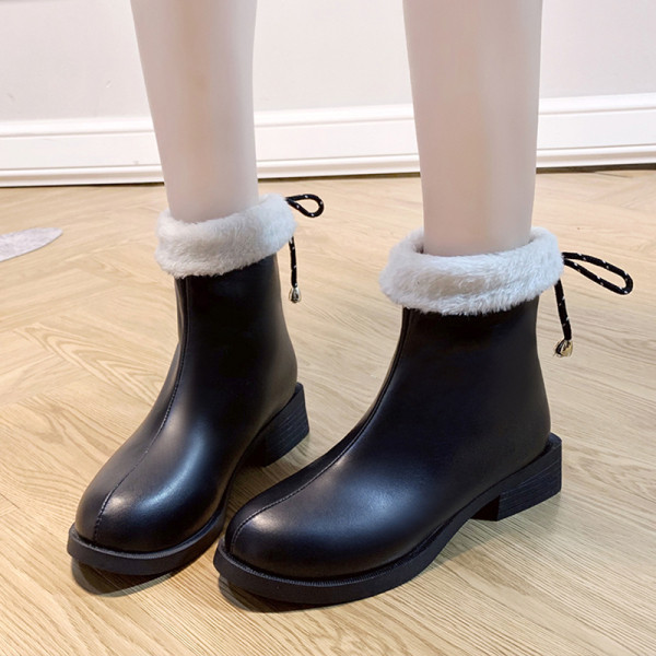 Stílusos női csizma puha műbőr béléssel, fekete színben télire is alkalmas - két modell