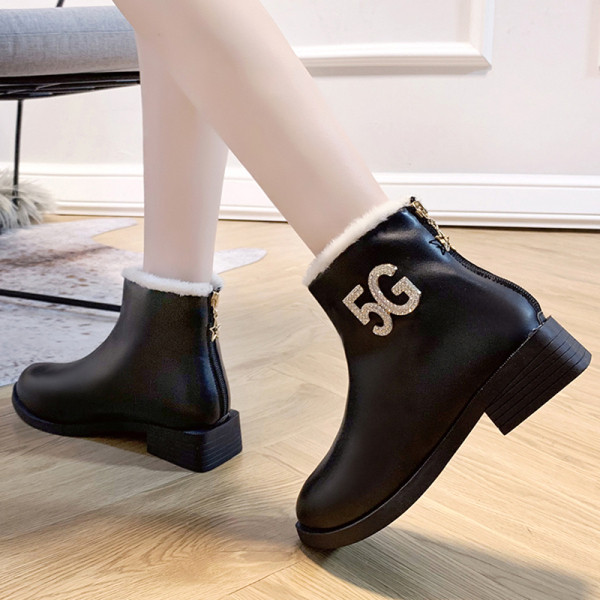 Stílusos női csizma puha műbőr béléssel, fekete színben télire is alkalmas - két modell