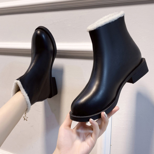 Stílusos női csizma puha műbőr béléssel, fekete színben télire is alkalmas - két modell