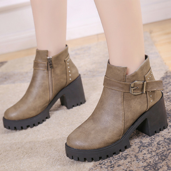 ÚJ modell női modern csizma csattal és vastag sarokkal barna és fekete színben