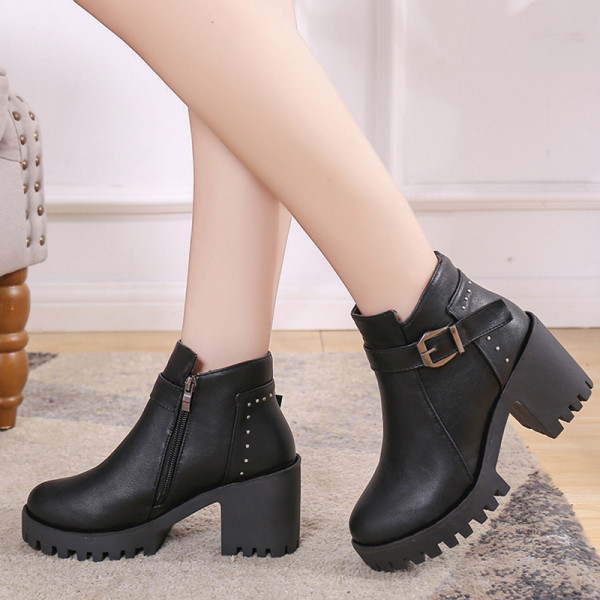 ÚJ modell női modern csizma csattal és vastag sarokkal barna és fekete színben