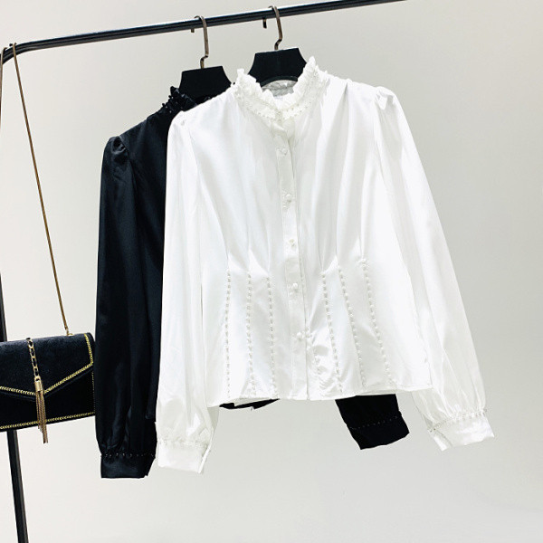 Új modell női ing pólógallérral, gyöngyökkel és gombokkal fehér és fekete színben