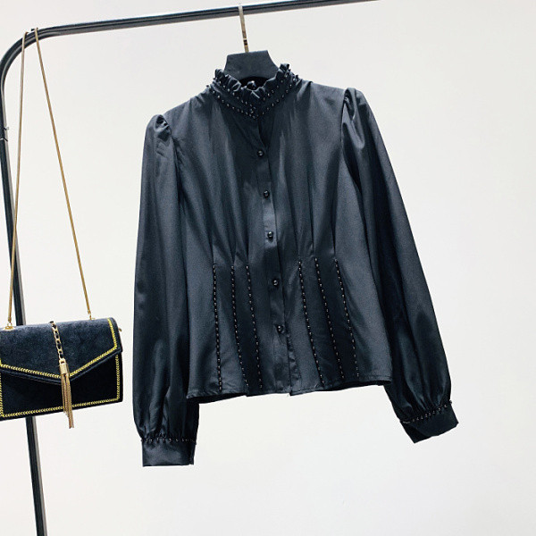 Új modell női ing pólógallérral, gyöngyökkel és gombokkal fehér és fekete színben