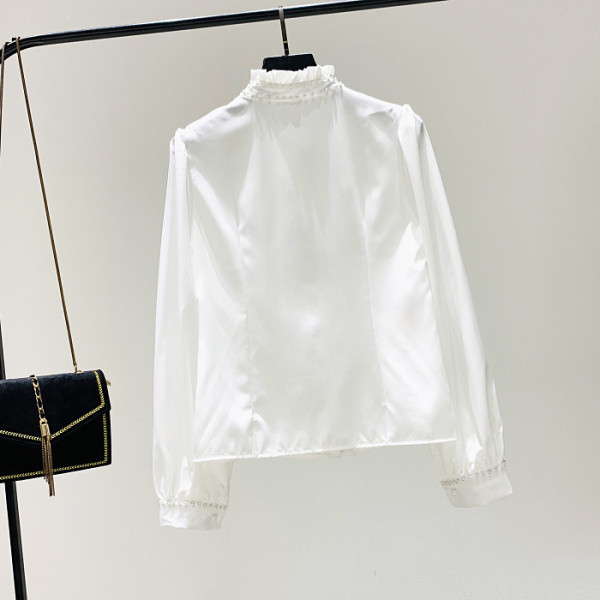 Új modell női ing pólógallérral, gyöngyökkel és gombokkal fehér és fekete színben