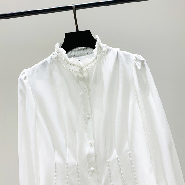Új modell női ing pólógallérral, gyöngyökkel és gombokkal fehér és fekete színben