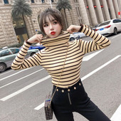 Γυναικεία ριγέ μπλούζα με γιακά