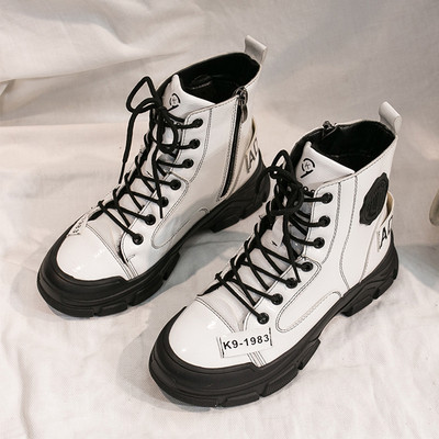 Modern női csizma fűzővel és durva talppal, fehér és fekete színben