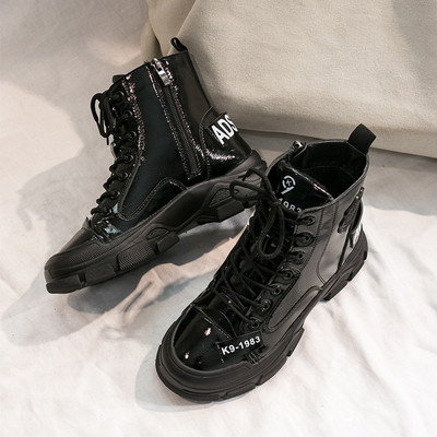 Modern női csizma fűzővel és durva talppal, fehér és fekete színben