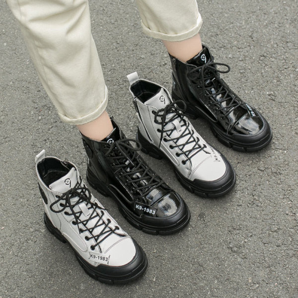 Modern női csizma fűzővel és durva talppal, fehér és fekete színben