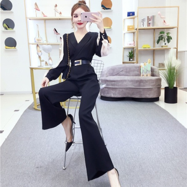 Hosszú, elegáns női overál spitz nyakkivágással és övvel, lila és fekete színben