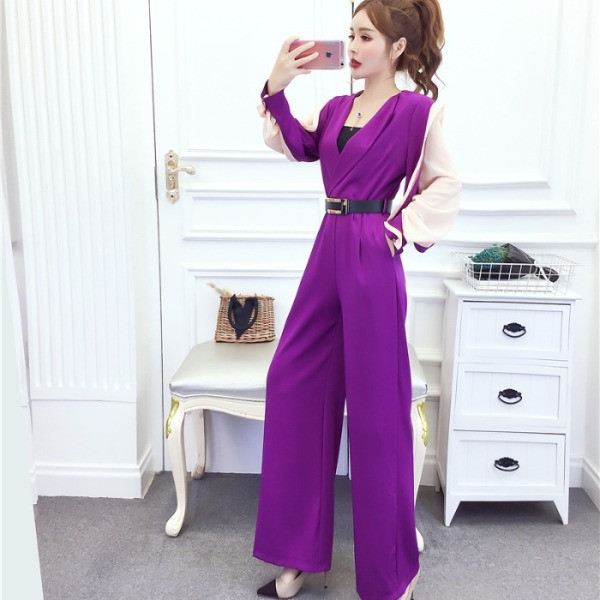Hosszú, elegáns női overál spitz nyakkivágással és övvel, lila és fekete színben