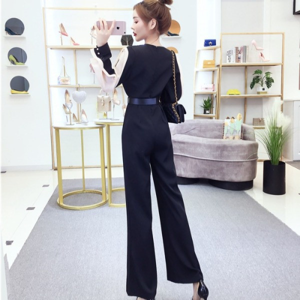 Hosszú, elegáns női overál spitz nyakkivágással és övvel, lila és fekete színben