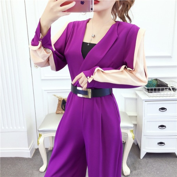 Hosszú, elegáns női overál spitz nyakkivágással és övvel, lila és fekete színben