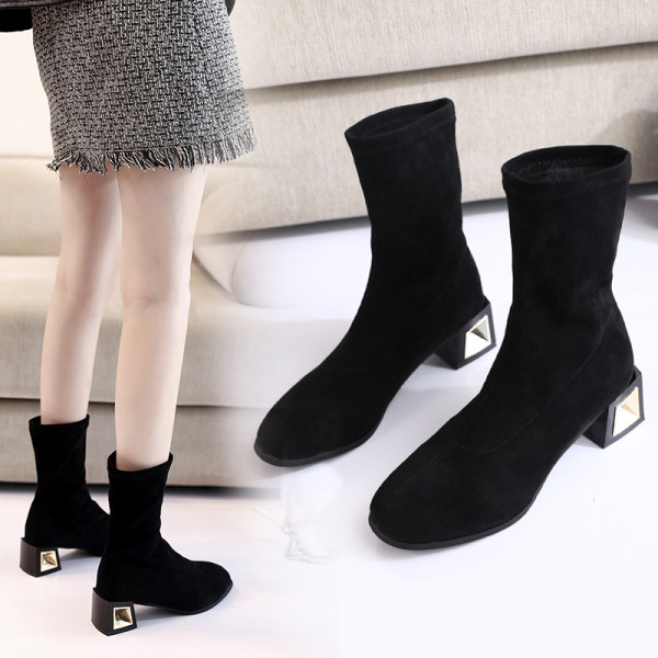 Aktuális női őszi csizma vastag sarokkal, öko velúrból fekete színben