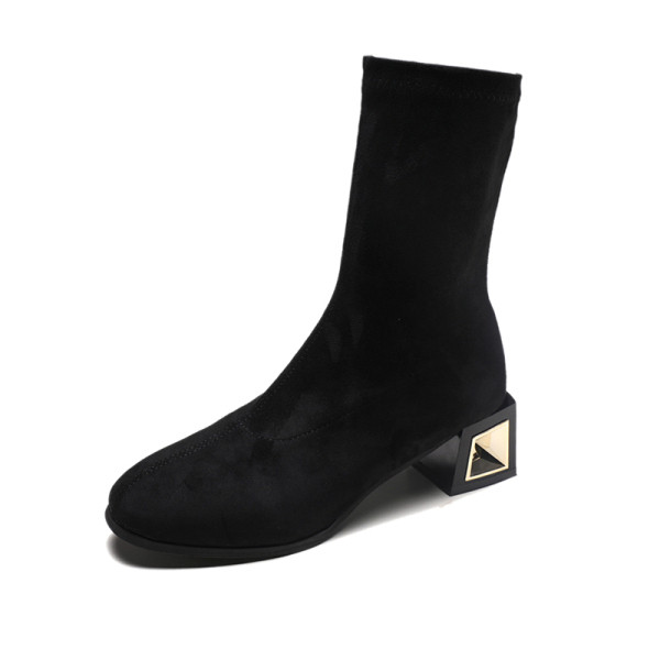 Aktuális női őszi csizma vastag sarokkal, öko velúrból fekete színben