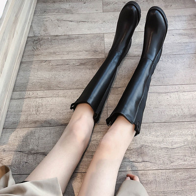 Modern, lapos talpú női csizma fekete színben