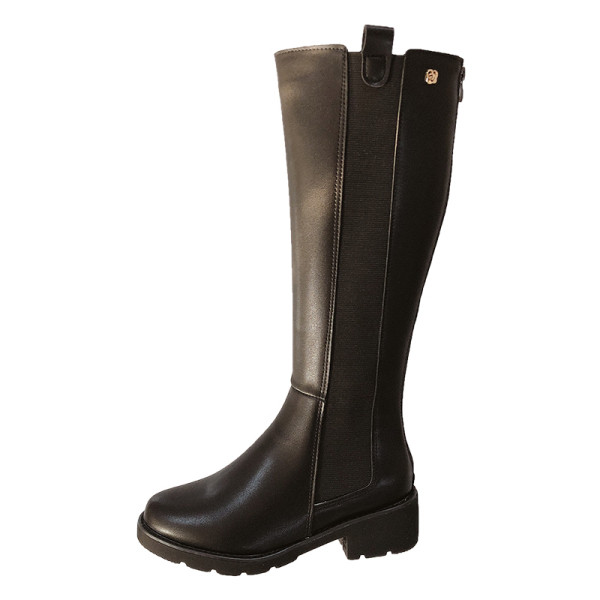 Modern, lapos talpú női csizma fekete színben