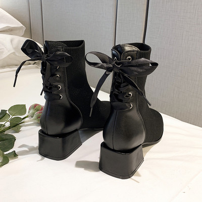 Μοντέρνες γυναικείες μπότες με κορδόνια και χοντρό τακούνι σε μαύρο χρώμα
