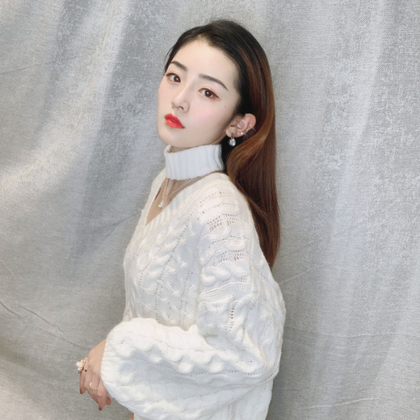 Нов  дамски пуловер с шпиц деколте - къс модел в няколко цвята