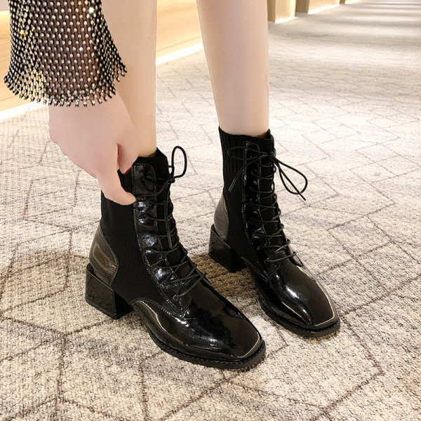 Modern női textilcsizma fűzővel és vastag sarkú fekete színben