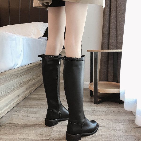 Modern női csizma eko bőrből és csattal fekete színben