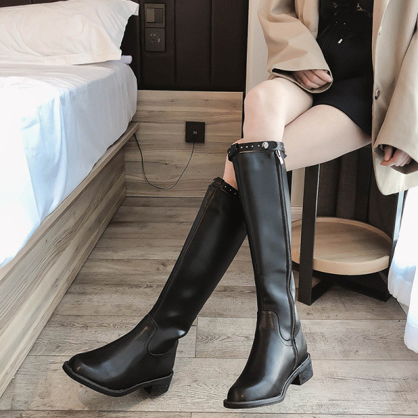 Modern női csizma eko bőrből és csattal fekete színben