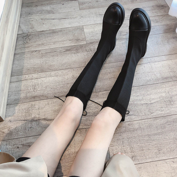 Modern női csizma lapos talppal és fűzővel fekete színben