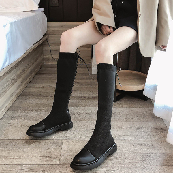 Modern női csizma lapos talppal és fűzővel fekete színben