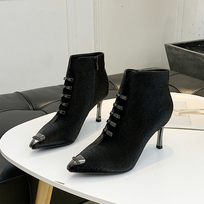 Elegáns női csizma vékony sarkú hegyes modellel zöld, fehér és fekete színekben