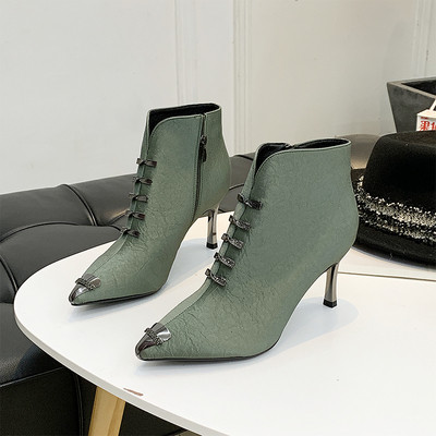 Elegáns női csizma vékony sarkú hegyes modellel zöld, fehér és fekete színekben