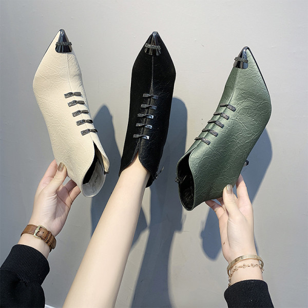 Elegáns női csizma vékony sarkú hegyes modellel zöld, fehér és fekete színekben