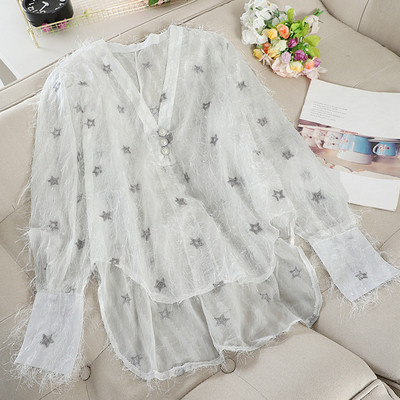 Aszimmetrikus női ing modell, rojtokkal és V-nyakkal